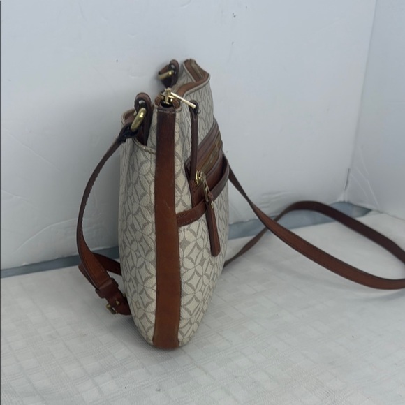 Fossil Sadie Crossbody Bag w/ Multiple Compartments in Bone White Coated Canvas - Picture 4 of 10